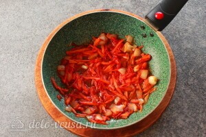 Готовим заправку на сковороде из моркови и лука