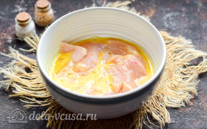 Кладем мясо к взбитым яйцам