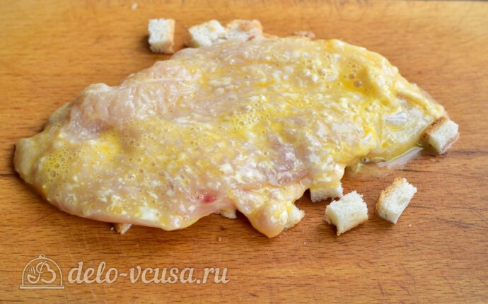 Со всех сторон панируем мясо в хлебных кусочках