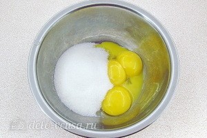 Отделяем желтки от белков, к желткам добавляем сахар