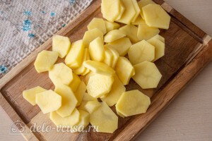 Режем картошку тонкими ломтиками