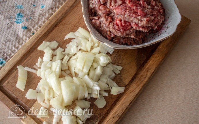 Лук режем кубиками, а мясной фарш пропускаем через мясорубку