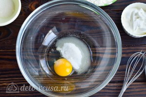 Соединяем яйцо с солью и сахаром