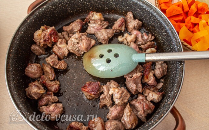 Обжариваем мясо до румяной корочки Обжариваем мясо до румяной корочки
