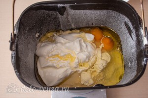 Добавляем сметану, яйца, белок и растительное масло