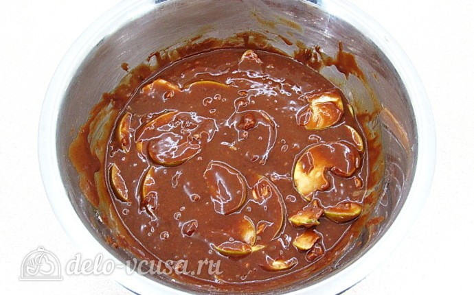 Перемешиваем тесто с яблоками