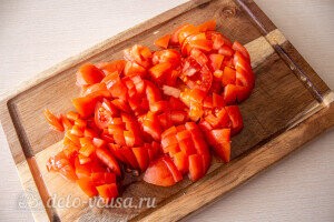 Режем кубиками помидоры