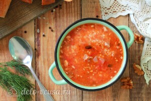 Суп харчо с говядиной, рисом и грецкими орехами готов