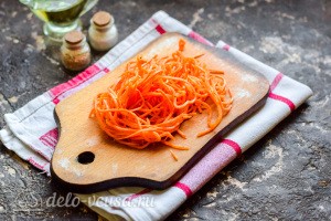 Морковь по-корейски режем небольшими кусочками