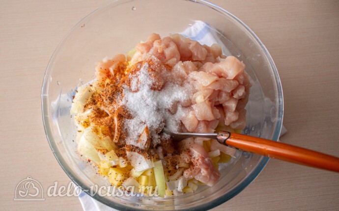 Соединяем все ингредиенты для начинки, добавляем специи по вкусу