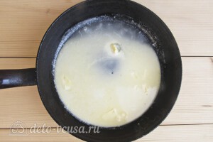 Разогревам сливочное масло в сковороде