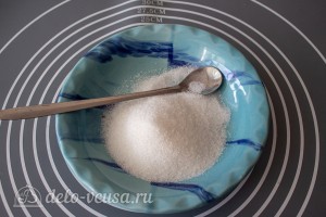 Соединяем обычный сахар с ванильным