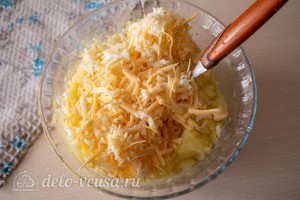 Добавляем к картошку тертый сыр