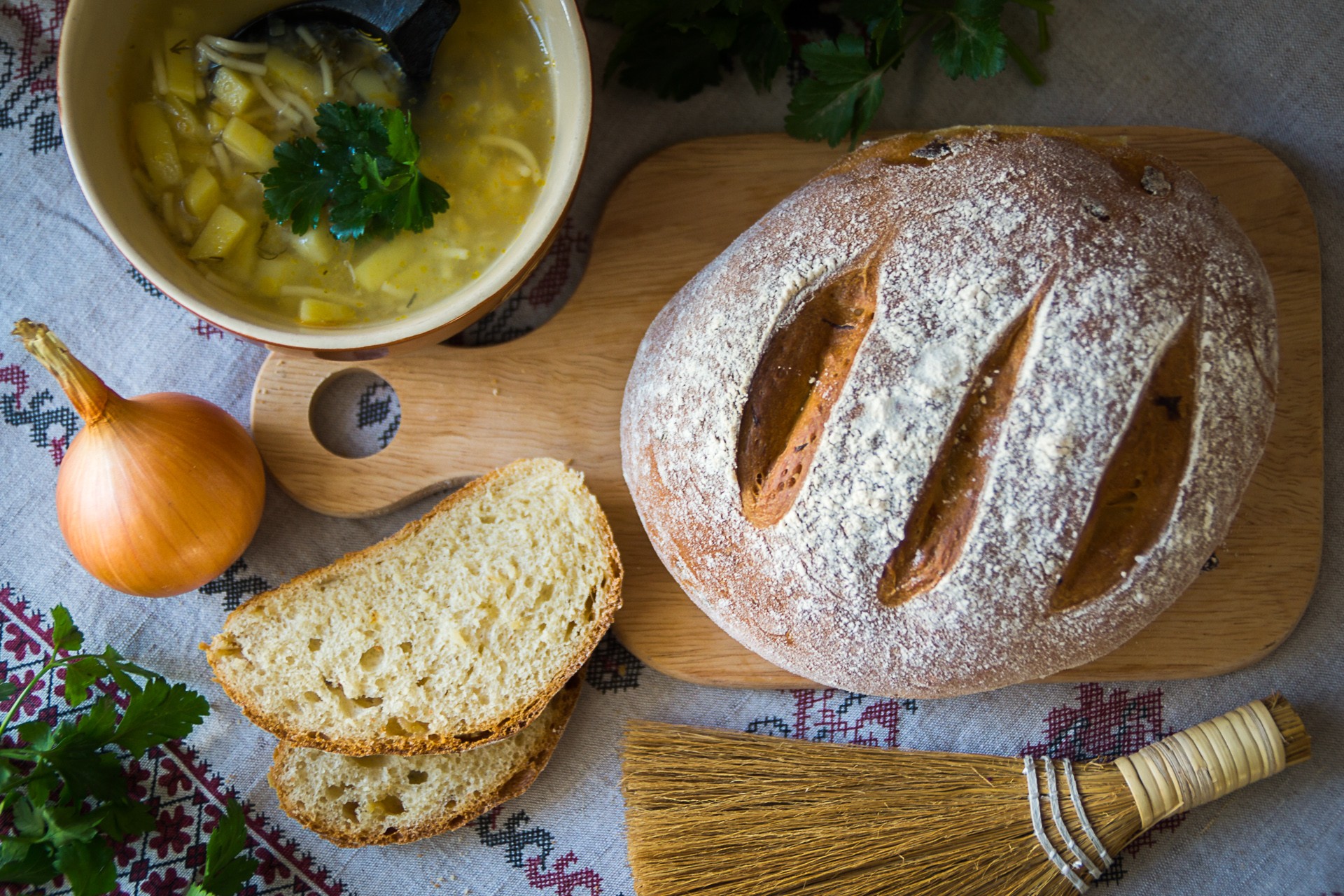 ржаной хлеб с луком в духовке