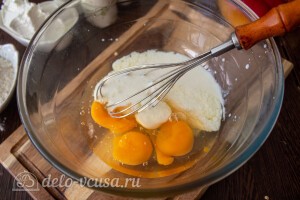 Взбиваем молоко с яйцами и солью