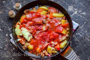 Добавляем томатную пасту и специи