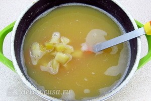 Варим суп до частичной готовности картошки