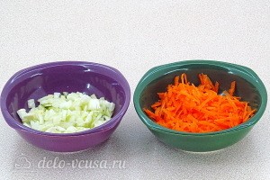 Морковь трем, а лук режем кубиками