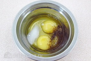 Соединяем яйца, соль и перец