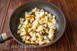 Добавляем яблоки и обжариваем 5 минут