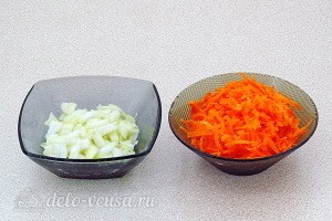 Режем лук, а морковь трем на терке
