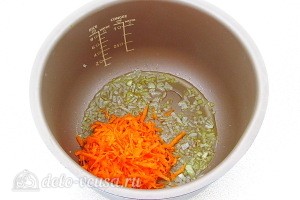 Добавляем морковь и обжариваем с луком