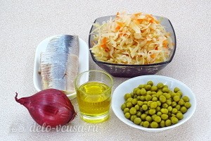 Витаминный салат из квашеной капусты с сельдью и горошком: Ингредиенты