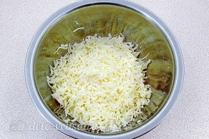 Сыр трем на мелкой терке