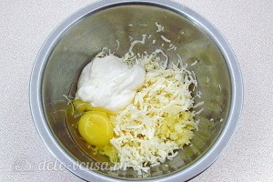 Отдельно соединяем сыр, яйцо, майонез и чеснок
