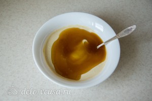 Добавляем мед и снова перемешиваем соус