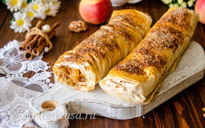 Быстрый яблочный штрудель из лаваша с орехами и изюмом готов