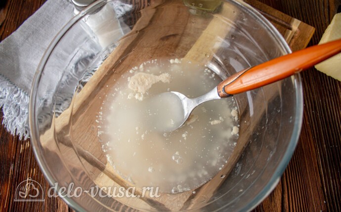Разводим дрожжи в теплой воде