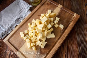 Сыр режем кубиками