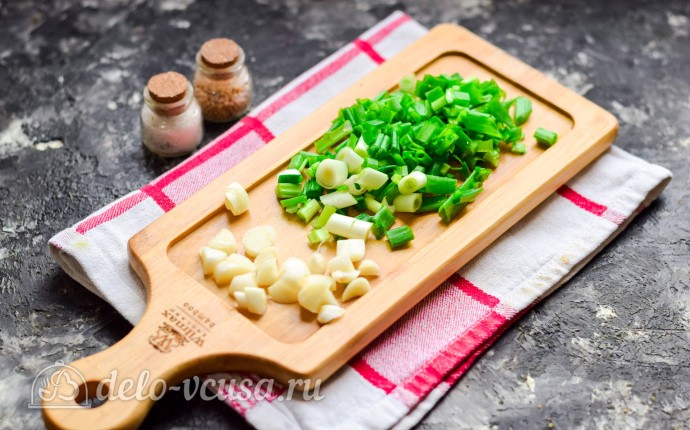 Зеленый лук и чеснок измельчаем