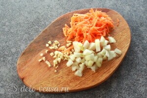 Репчатый лук, морковь и чеснок измельчаем