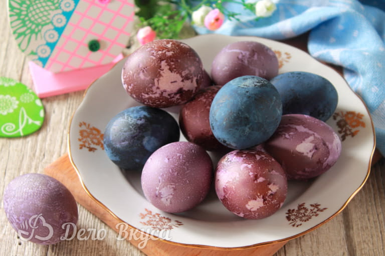 Как покрасить яйца на Пасху чаем Каркаде