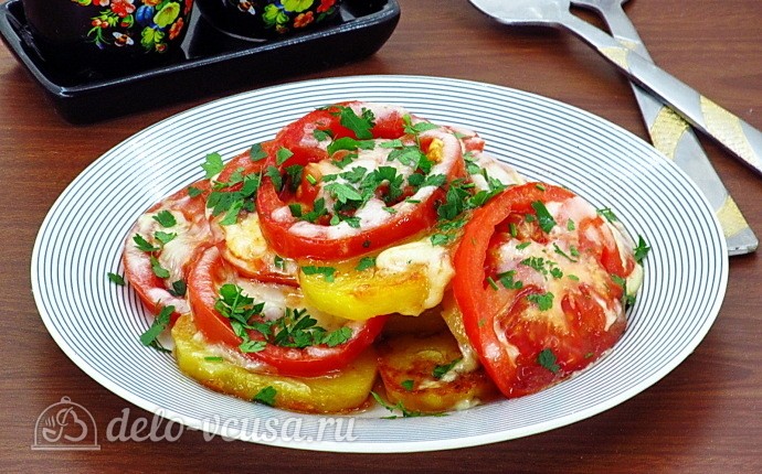 Картошка с помидорами и сыром на сковороде