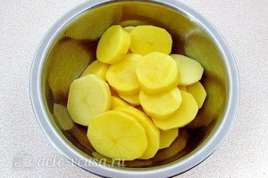 Картошку чистим и режем кружочками