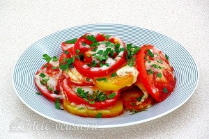 Картошка с помидорами и сыром на сковороде готова