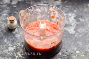 Измельчаем помидоры, чеснок и лук в блендере