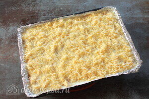 Верхний слой смазываем бешамелью и посыпаем тертым сыром
