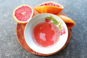 Выдавливаем сок грейпфрута