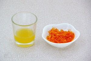 С апельсина снимаем цедру и выдавливаем сок