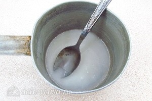 Сахарную пудру заливаем молоком и ставим на плиту
