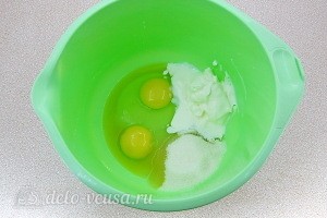 Соединяем яйцо, желток, сок, сметану и сахар