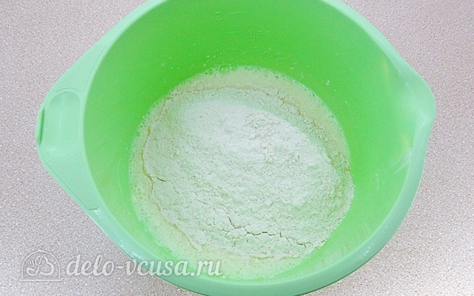 Добавляем к яичной массе муку с дрожжами