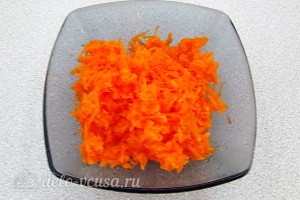 Морковь трем на мелкой терке