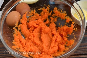 Вареную морковь измельчаем в блендере