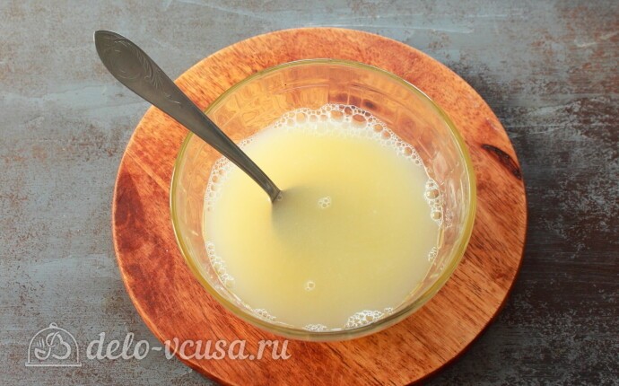 В воде для теста взбиваем яйцо с солью