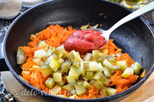 Добавляем к овощам огурцы и томатную пасту